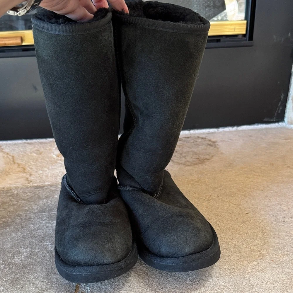 UGG Black Suede Shearling-Lined Boots size 2 fair condition